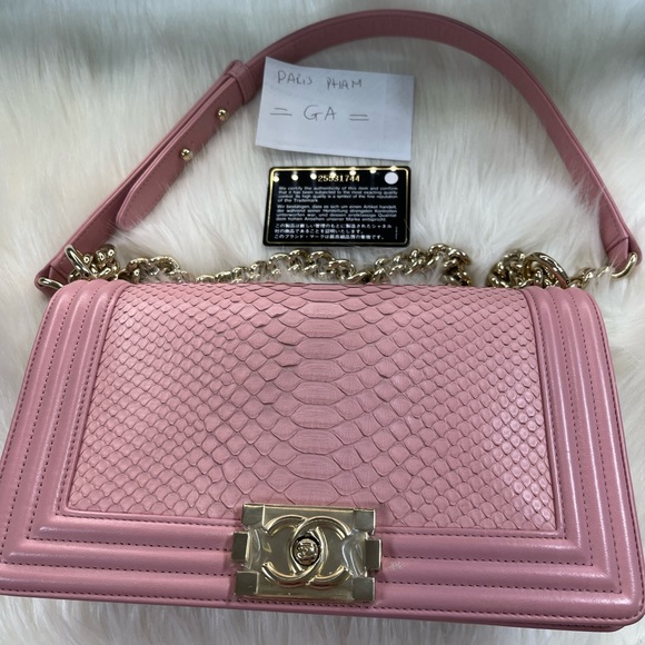 Like new 99% a little gold hardware still on seal - Picture 8 of 11